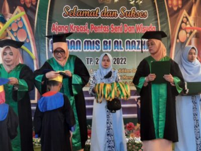 Hadiri Wisuda Yaspend Bi Al Nazhar, Ketua DWP Kemenag Langkat Berpesan “Adab Lebih Penting Dari Ilmu”