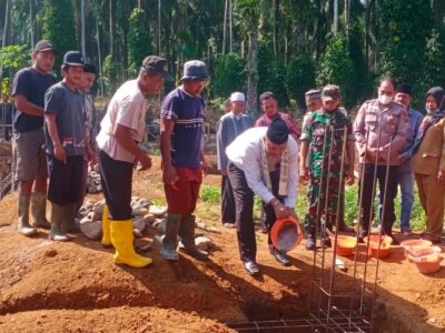 Ka. KUA Kuala Lakukan Peletakan Batu Pertama Masjid An Nur Desa Beruam