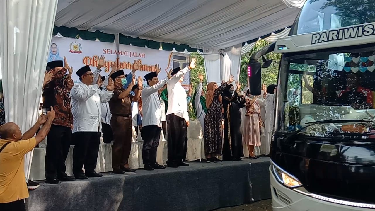 You are currently viewing Kakan Kemenag Langkat  Bersama Pemda Lepas Keberangkatan 161 JCH Langkat 2022