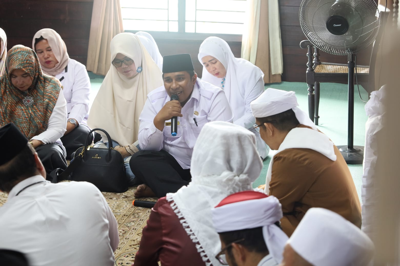 You are currently viewing Kakan Kemenag Langkat Beserta Pejabat Dijajarannya Bersilaturrahim Dengan Tuan Guru Babussalam