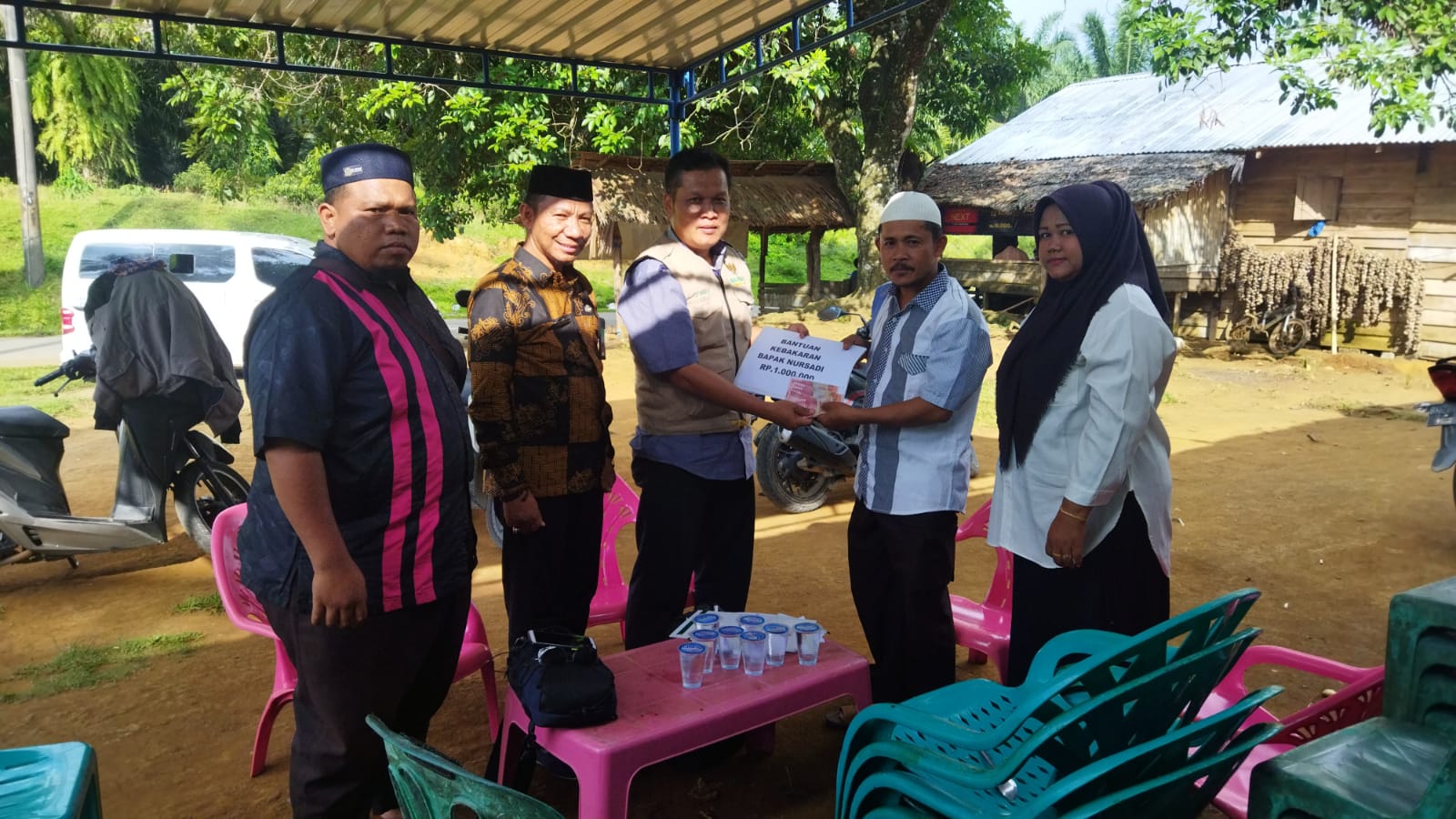 You are currently viewing Ka. KUA Salapian Dampingi Baznas Langkat Salurkan Bantuan Korban Kebakaran di Tanjung Keliling