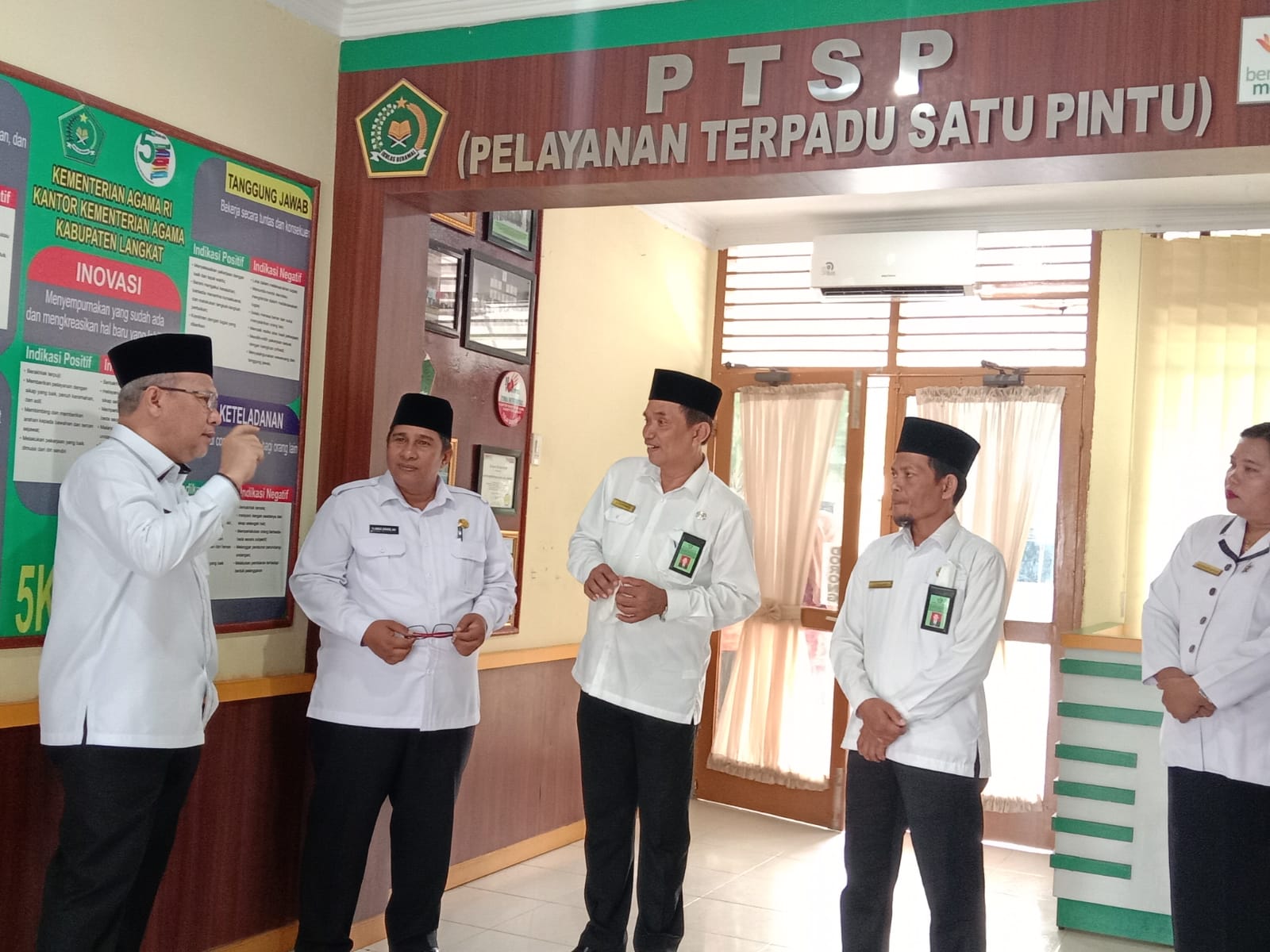 You are currently viewing Kunjungan Kerja ke Kemenag Langkat, Kakanwil Kemenagsu Tinjau Ruang PTSP