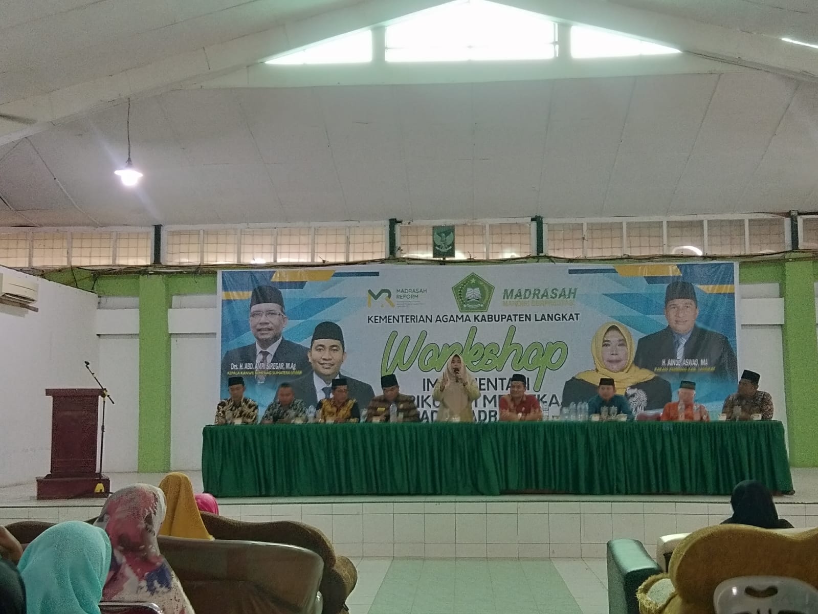 You are currently viewing Kasi Penmad Kemenag Langkat Tutup Workshop Implementasi Kurikulum Merdeka