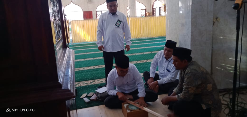 You are currently viewing Tim Ukur Arah Kiblat Seksi Bimas Islam Kembali Lakukan Pengukuran