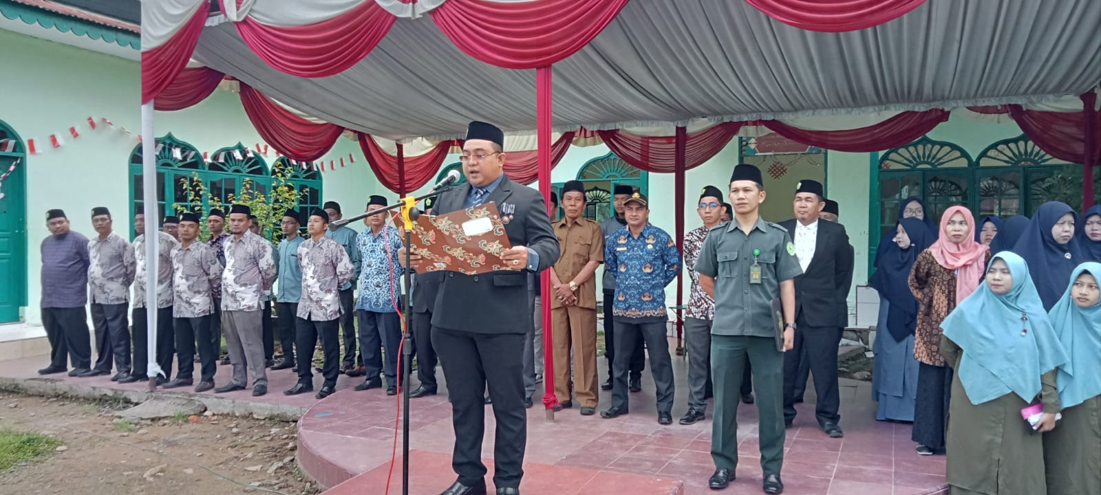 You are currently viewing Wakili Kakan Kemenag Langkat, Kasubbag TU Ikuti Upacara HUT RI ke 77 di Ponpes Ulumul Quran