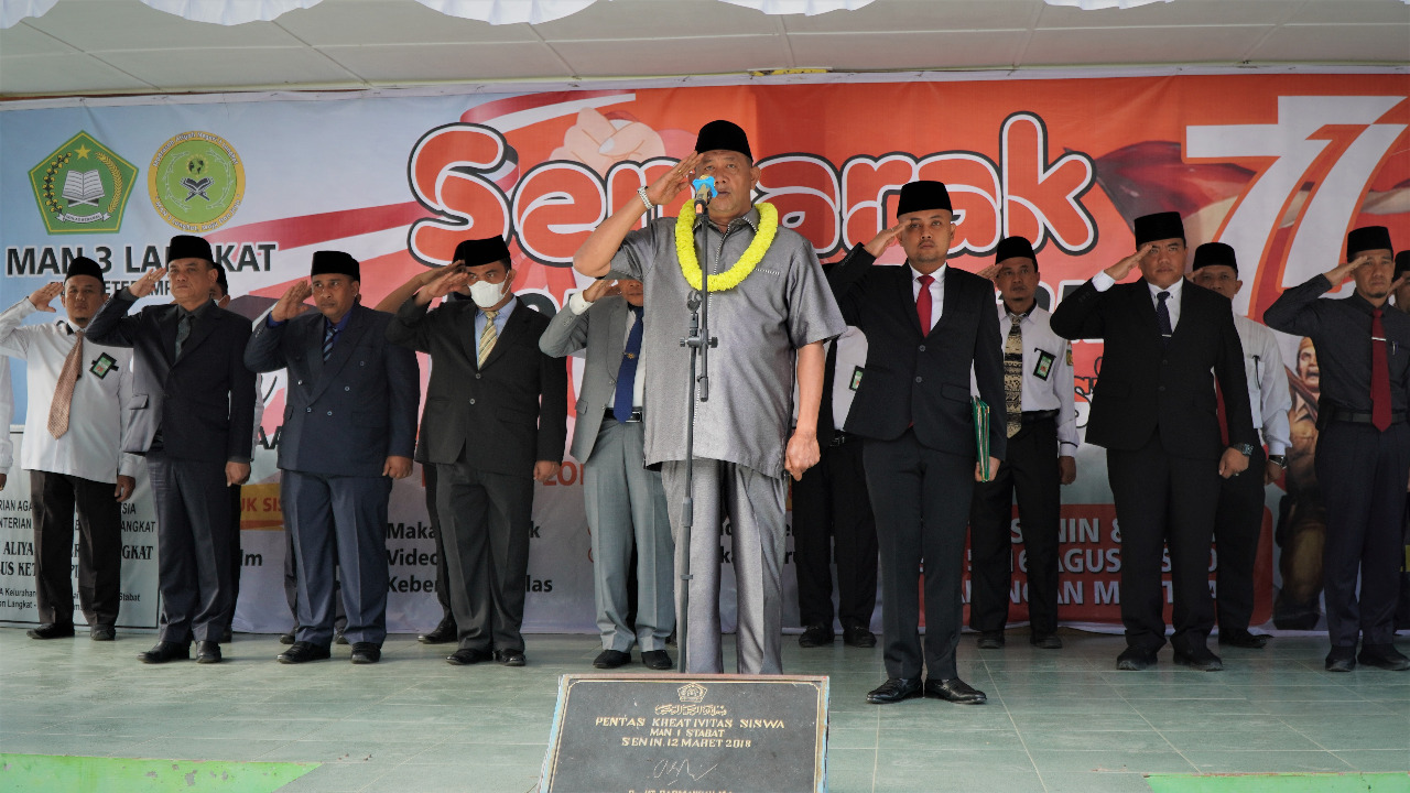 You are currently viewing Kakan Kemenag Langkat Dampingi Plt. Bupati Langkat Pembina Upacara HUT RI ke 77 di MAN 3 Langkat