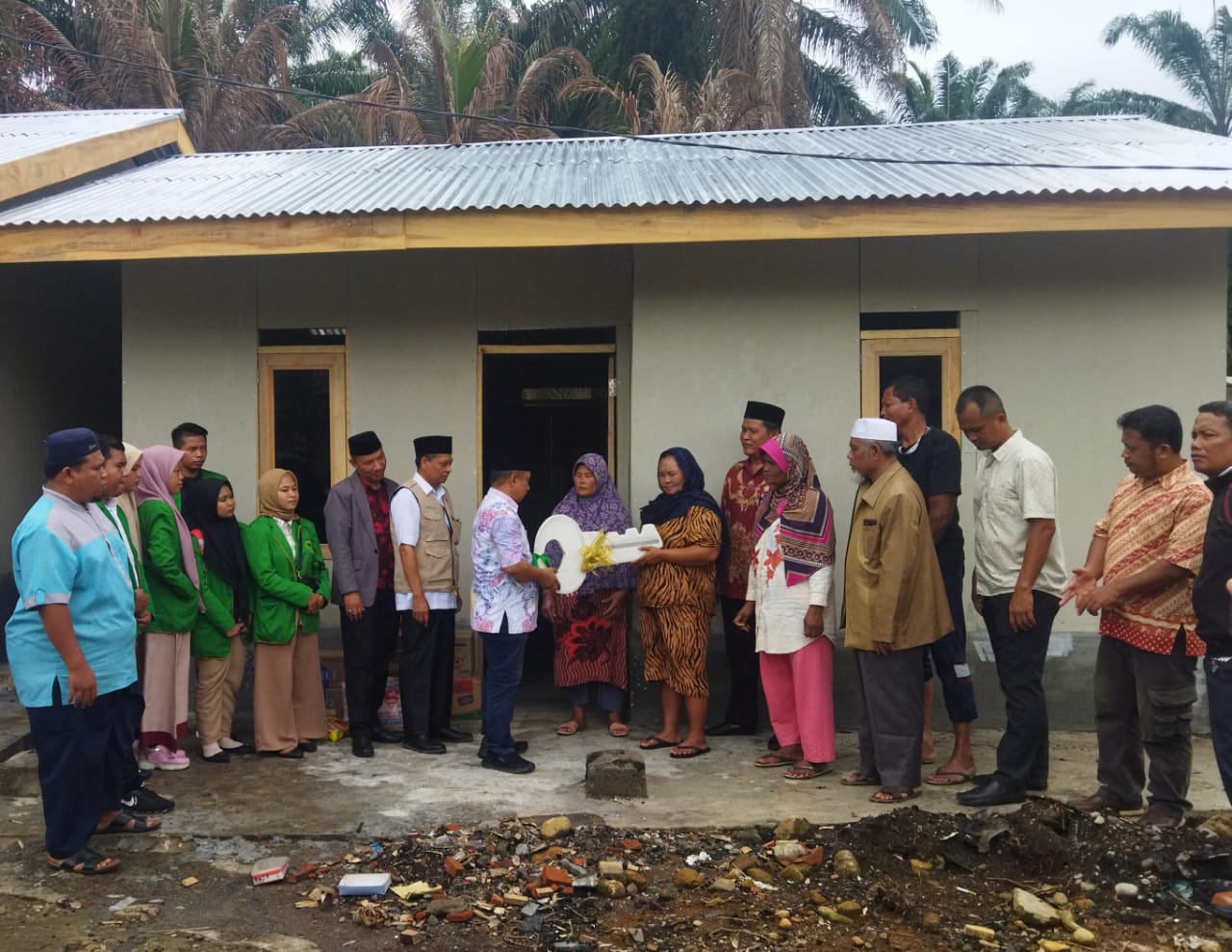 You are currently viewing Ka. KUA Salapian Dampingi Camat Salapian Serahkan Kunci Bedah Rumah Baznas Langkat