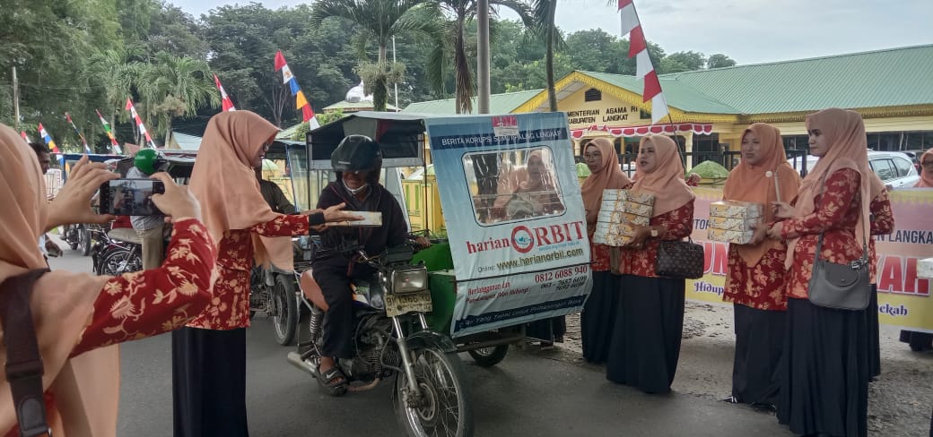 You are currently viewing DWP Kemenag Langkat Berbagi Makanan di Jumat Berkah