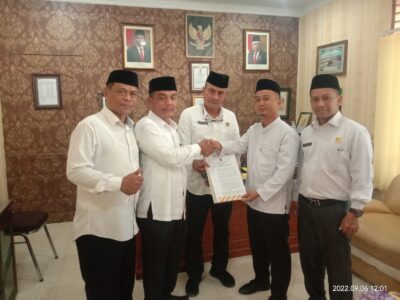 Kasi Bimas Islam Kemenag Langkat Serahkan 2 SK PAW Penyuluh Non PNS