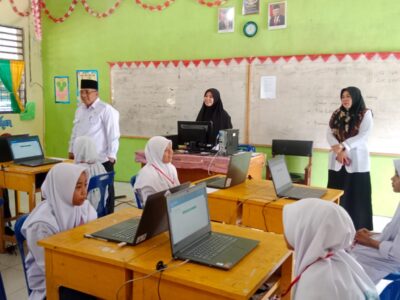 Kakan Kemenag Langkat Tinjau Pelaksanaan ANBK MTSN 2 Langkat