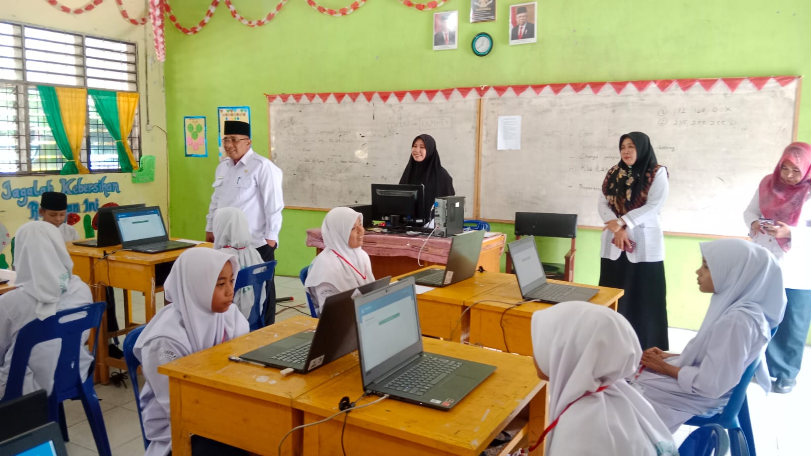 You are currently viewing Kakan Kemenag Langkat Tinjau Pelaksanaan ANBK MTSN 2 Langkat