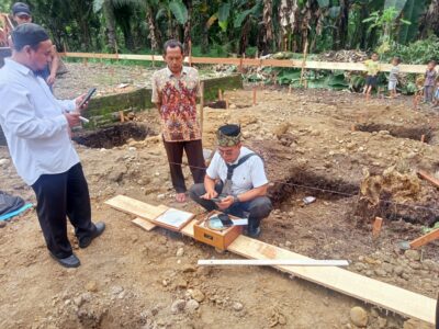 Tim Ukur Arah Kiblat Kemenag Langkat Lakukan Pengukuran di Masjid Al Ikhlas Kuala