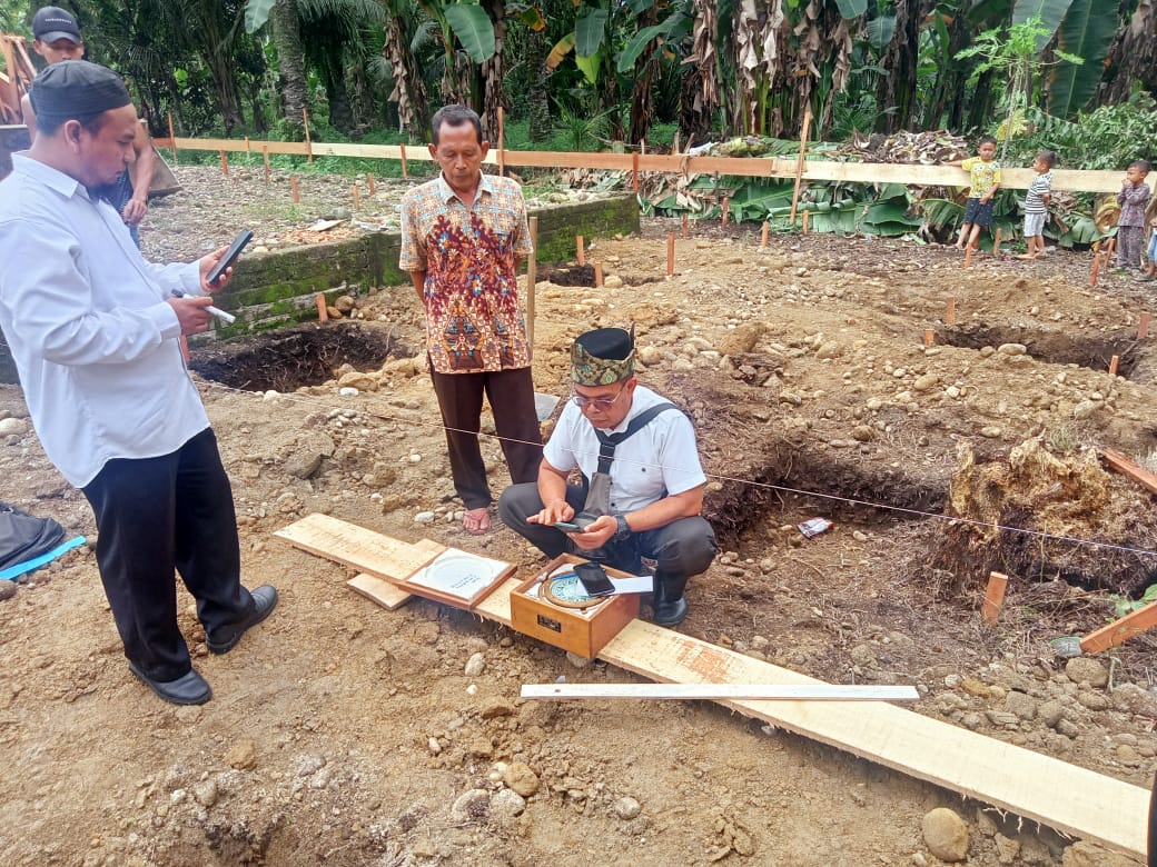 You are currently viewing Tim Ukur Arah Kiblat Kemenag Langkat Lakukan Pengukuran di Masjid Al Ikhlas Kuala