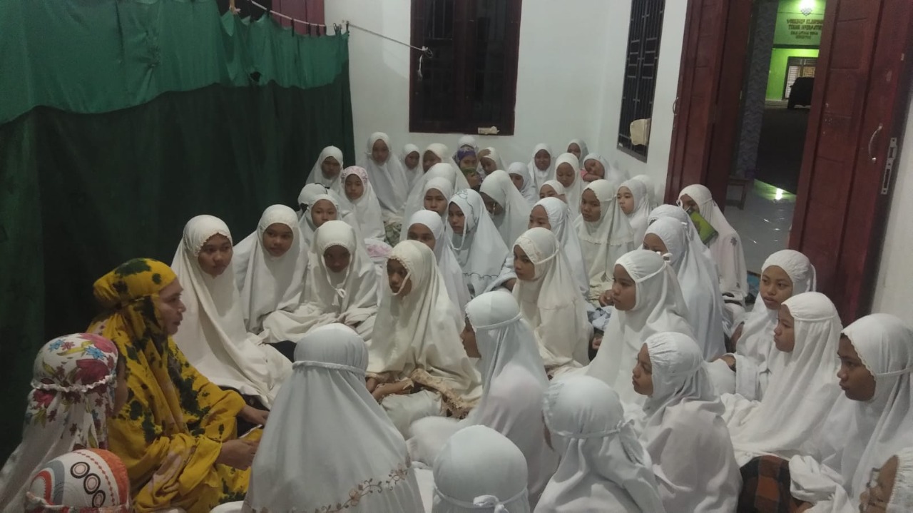 You are currently viewing Usai Subuh Berjamaah, Kasi Penmad Beri Motivasi Siswi-Siswi Madrasah Al-Fath Tanjung Pura