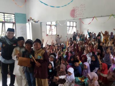 Ka.  KUA Salapian Penceramah Peringatan Maulid di SDN Pancor Ido Salapian