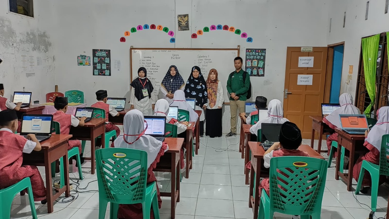 You are currently viewing Kasi Penmad Kemenag Langkat Tinjau Pelaksanaan ANBK di MIS Az Zahroh