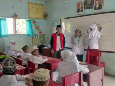 Sambil Pantau AKMI Susulan, Kasi Penmad Lihat Proses Belajar Mengajar di MIS As-Salmah