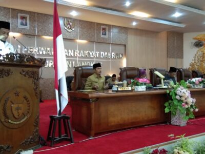 Wakili Kakan, Kasi PD Pontren Pimpin Doa Rapat Paripurna DPRD Tentang Penetapan Propemperda 2023