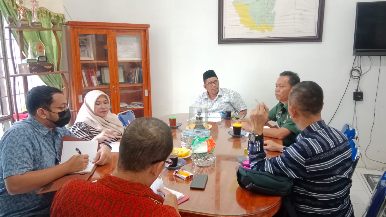 You are currently viewing Kakan Kemenag Langkat Hadiri Rapat Tim Terpadu Pengawasan Ormas