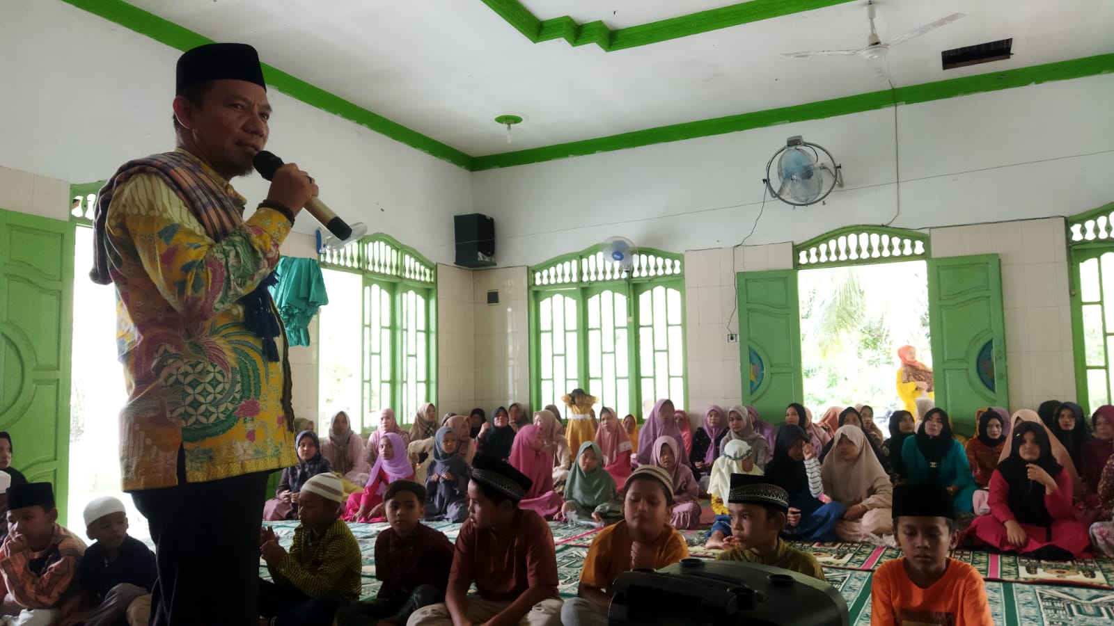 You are currently viewing Menjadi Pemateri Safari Maulid, Ka. KUA Salapian Sosialisasikan Stunting dan Moderasi Beragama