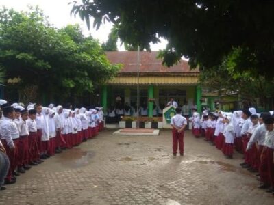 MIN 1 Langkat Gelar Upacara Bendera Bertema Pendidikan Sebagai Sarana Pembinaan Siswa