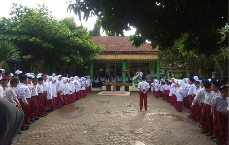 You are currently viewing MIN 1 Langkat Gelar Upacara Bendera Bertema Pendidikan Sebagai Sarana Pembinaan Siswa