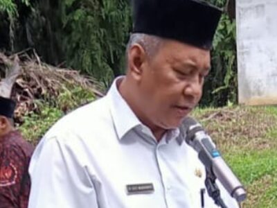 Ka. KUA Kuala Pimpin Doa Upacara Penghormatan Arwah dan Pemancangan Bendera Merah Putih