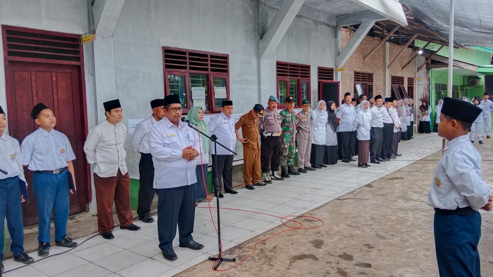 You are currently viewing Pembina Upacara, Kakan Kemenag Sampaikan Pesan Moderasi Beragama dan Sertifikasi Produk Halal