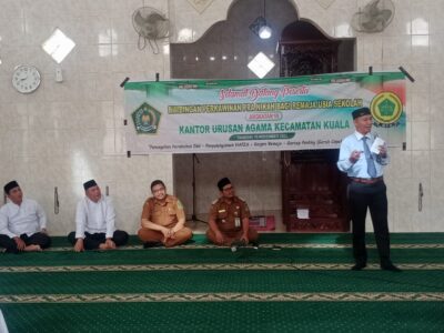 Ka.KUA Salapian Pemateri Bimbingan Perkawinan Bagi Remaja Usia Sekolah