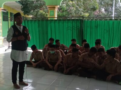 Ka. KUA Salapian Pembicara GNRM Sosialisasi Bidang Indonesia Bersih