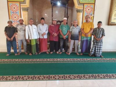 Ka. KUA Wampu bersama Penyuluh Agama Islam Non PNS KUA Wampu Laksanakan Sholat Ghaib