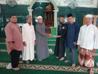 Ka. KUA Salapian Serahkan Surat Pengganti AIW Masjid Raya Namanjahe