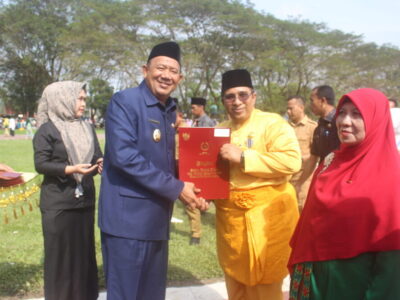 Kakan Kemenag Langkat Terima Penghargaan Satya Lencana Karya Satya