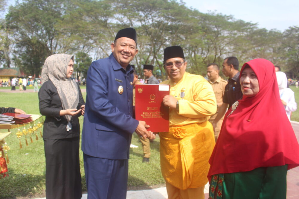 You are currently viewing Kakan Kemenag Langkat Terima Penghargaan Satya Lencana Karya Satya