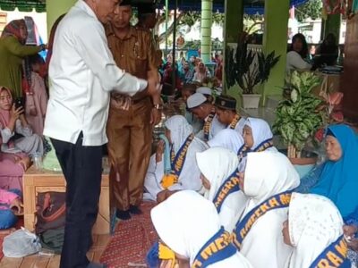 Ka. KUA Salapian Tepung Tawar 15 orang jamaah umroh dan Penyantunan Anak Yatim