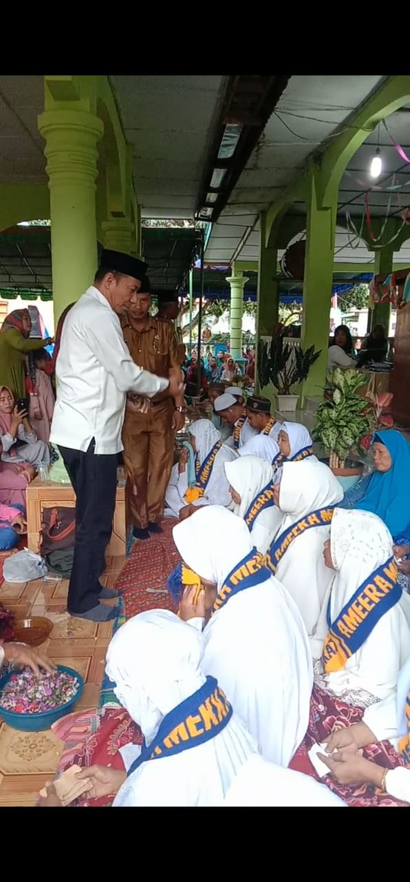 You are currently viewing Ka. KUA Salapian Tepung Tawar 15 orang jamaah umroh dan Penyantunan Anak Yatim