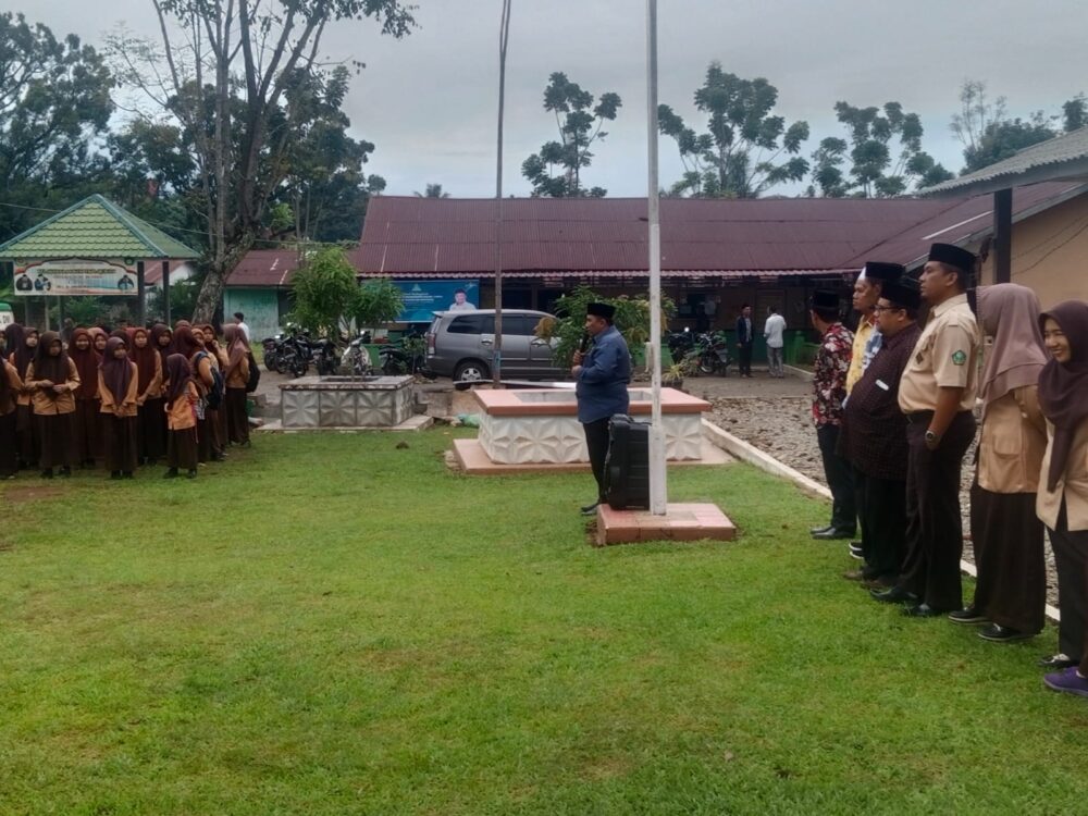 You are currently viewing Kakan Kemenag Langkat Beri Pembinaan Siswa MTs Al-Ihsan Kutambaru