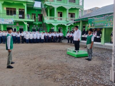 Pembina Upacara, Kakan Kemenag Sampaikan Pesan Pentingnya Pendidikan Karakter Siswa