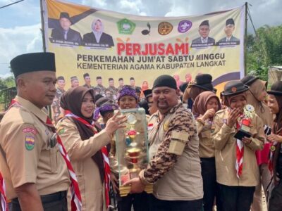 Wakili Kakan Kemenag, Kasi Penmad Serahkan Trophy Bergilir ke MIN 8 Langkat