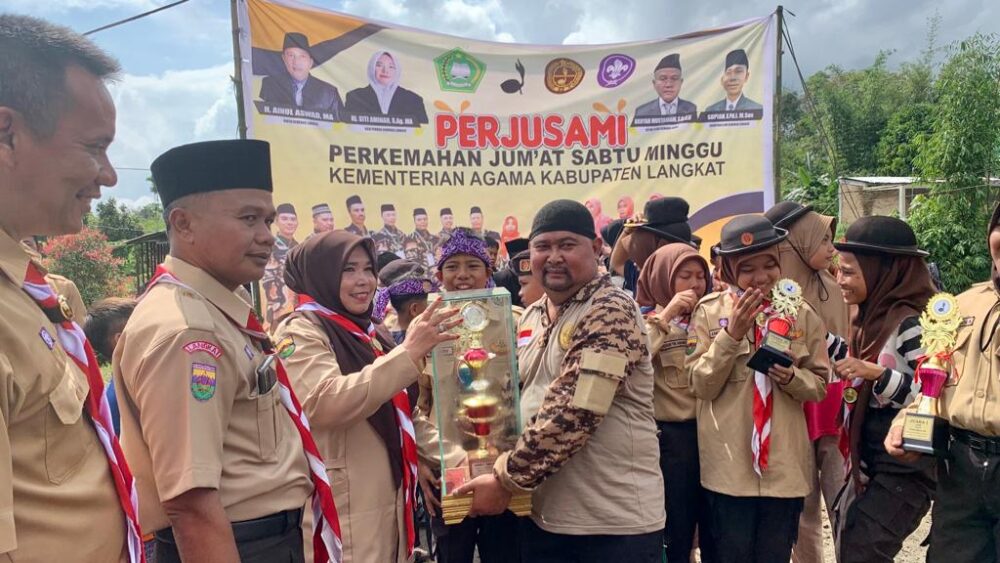 You are currently viewing Wakili Kakan Kemenag, Kasi Penmad Serahkan Trophy Bergilir ke MIN 8 Langkat