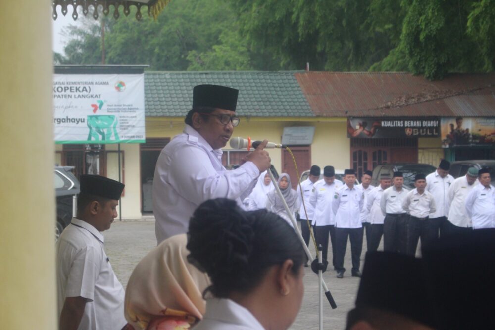 You are currently viewing Pembina Apel Gabungan, Kakan Kemenag Langkat Ajak ASN Tingkatkan Kinerja dan Dukung Program Kementerian Agama