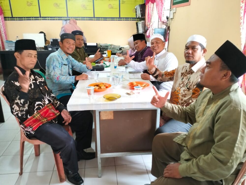 You are currently viewing Pimpin Rakor Bersama PAIH dan Ormas Islam, Ka. KUA Salapian Paparkan Kisi-kisi Kampung Kerukunan Umat Beragama