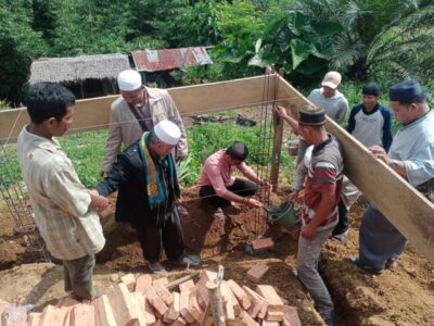 Ka. KUA Salapian Lakukan Peletakan Batu Pertama Pembangunan Masjid Deleng Payong