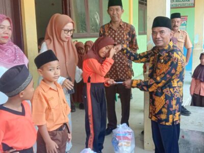 Isi Hari Asyura, MIN 13 Langkat Santuni Anak Yatim