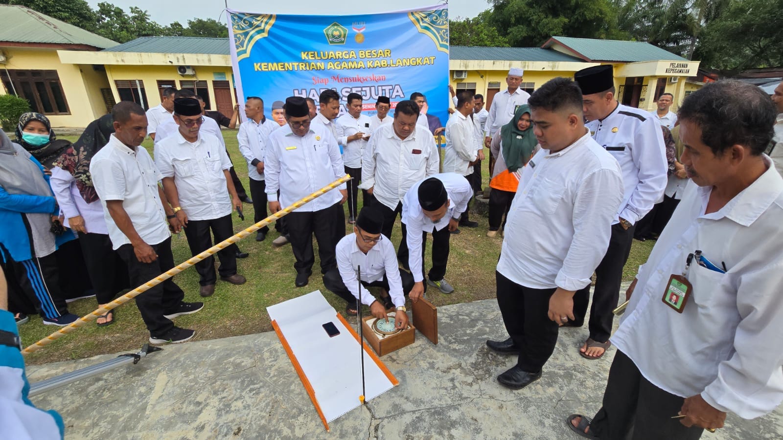 You are currently viewing Kemenag Kabupaten Langkat Ikut Sukseskan MURI Hari Sejuta Kiblat Kemenag RI