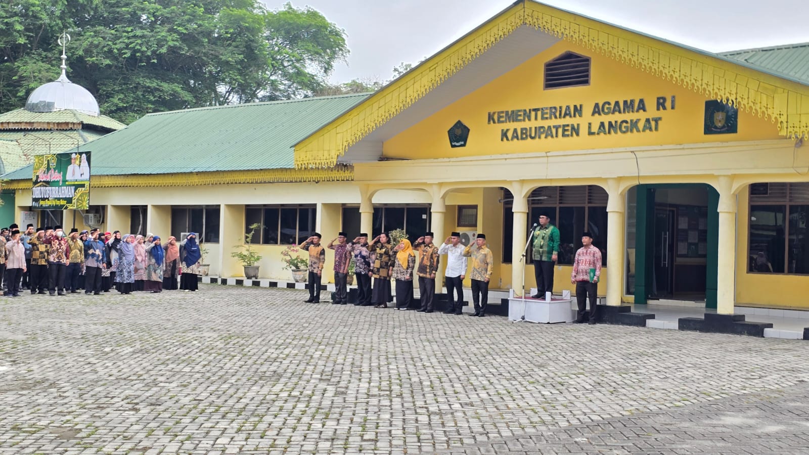 You are currently viewing Kakan Kemenag Langkat Pimpin Apel Gabungan, Amanatkan : “Profesionalitas dalam bekerja”