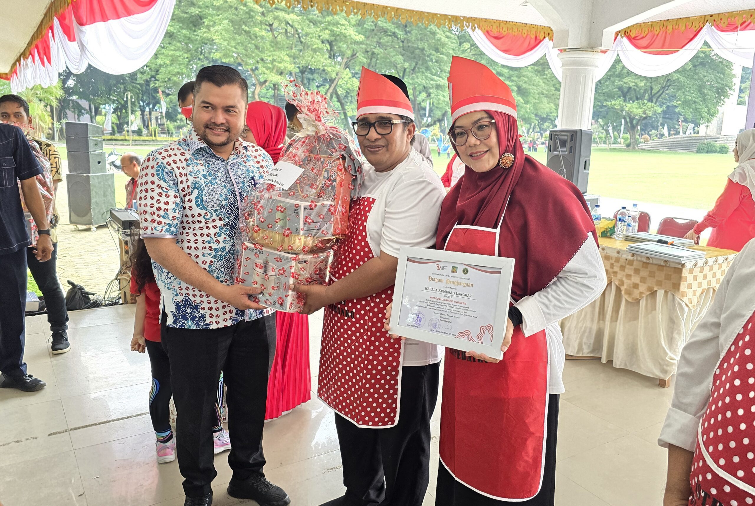 You are currently viewing Lomba Memasak Nasi Goreng Meriahkan HUT ke-79 RI Kabupaten Langkat, Kakan Kemenag Langkat Raih Juara II