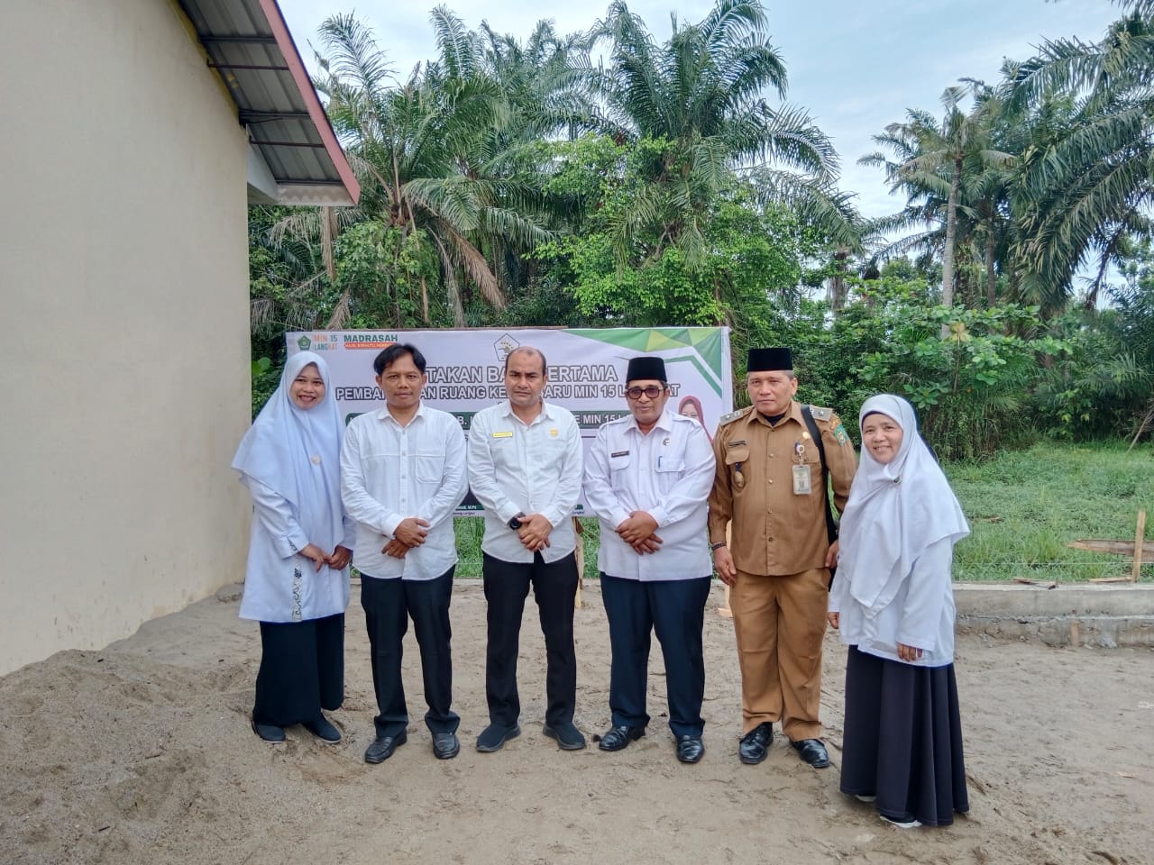 You are currently viewing Pembangunan Ruang Kelas Baru, Kakan Kemenag Langkat Hadiri Seremonial Peletakan Batu Pertama MIN 15 Langkat