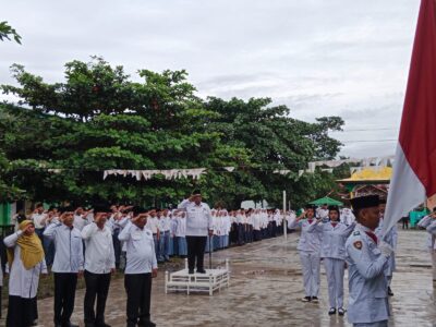 Kakan Kemenag Langkat Pembina Upacara di Madrasah TPI Sawit Seberang