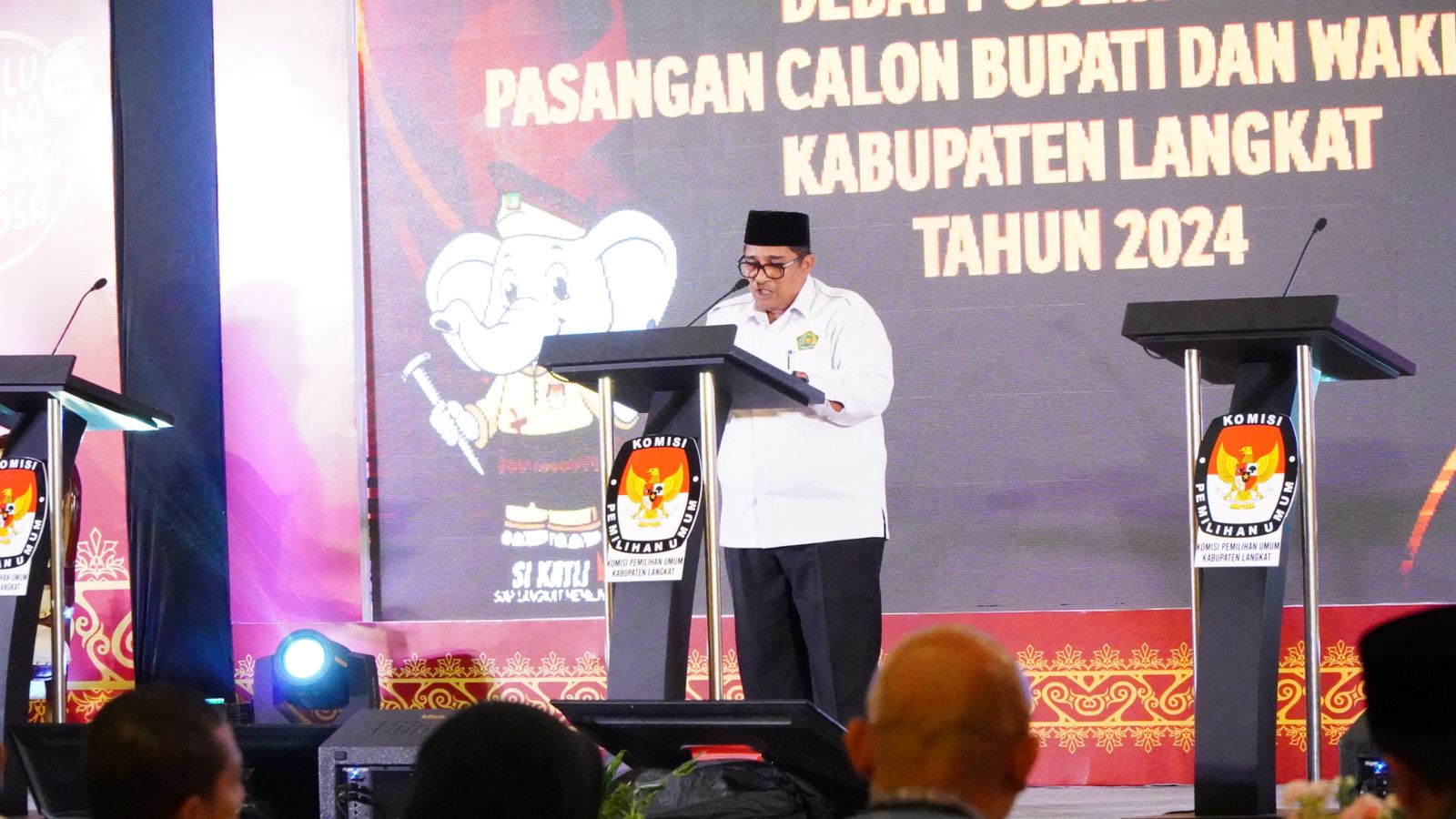 You are currently viewing Sejukkan Suasana Debat Cabup dan Cawabup Kedua, Kakankemenag Langkat Lantunkan Doa